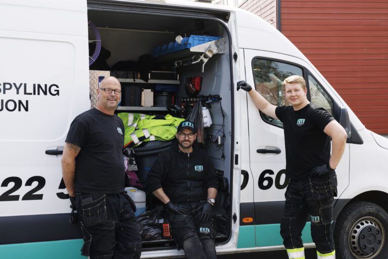 Tre mannlige ansatte hos Akershus Miljø AS